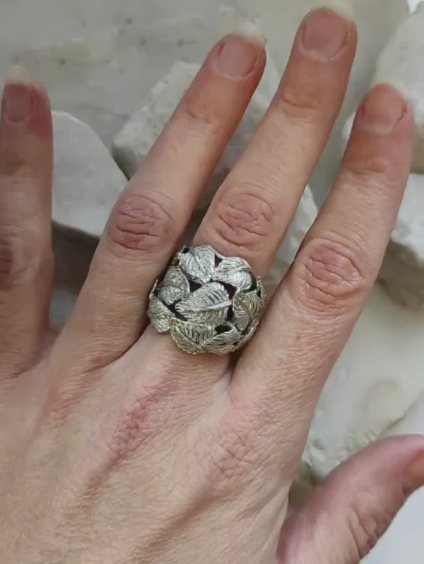 Handmade 925‰ Silver ring with burin-engraved leaves