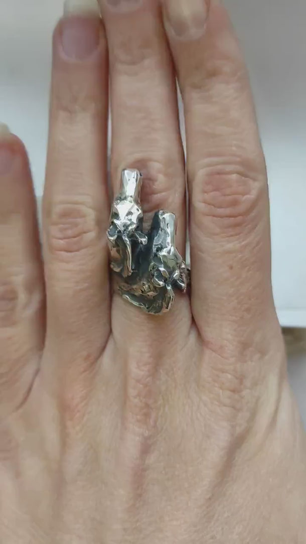 Silver ring with natural diamonds, in the shape of two horses