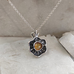 Flower-shaped Silver Pendant with Briolè Citrine Quartz