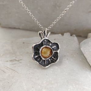 Flower-shaped Silver Pendant with Briolè Citrine Quartz