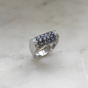 White gold ring with Sapphire and Natural Diamonds