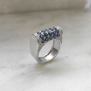 White gold ring with Sapphire and Natural Diamonds