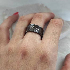 Wedding ring in 925‰ silver hammered with black rhodium